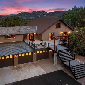5 Acre Retreat w/ Pickleball, Hot Tub, Mountain Views & Private Theater.