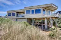 Oceanfront dog-friendly house w/deck overlooking the water Các khách sạn gần The Wool Company