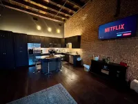Loft in the Heart of town - 500 Mbps WiFi - 3 car parking - Chef’s Kitchen