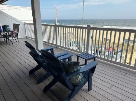 Spectacular Beachfront Condo-Watch sunrise from deck overlooking beach. Отели в г. Олд-Орчард-Бич