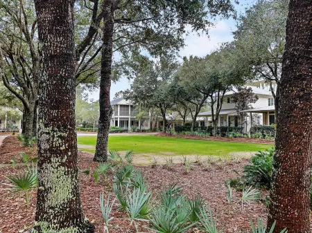 Private Courtyard, Screened Porch and Bikes - Stunning Coastal Retreat Отели в г. Сисайд