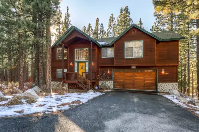 Tranquil Escape with Hot Tub and Spacious Living Areas - Cozy Retreat Hôtels à proximité de : Observation Deck Heavenly Ski Resort