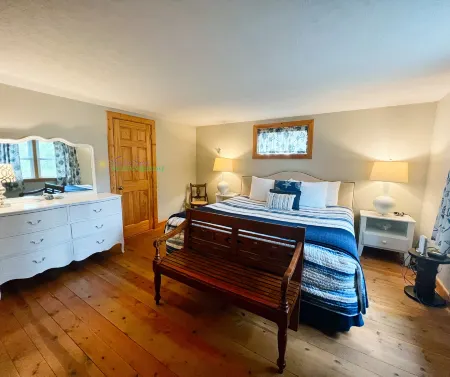 Charming Cottage with River Frontage and Cozy Fireplace - Delightful Retreat Отели в г. Глен Арбор Тауншип