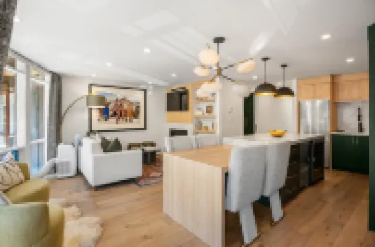 Breathtaking Mountain Views and Cozy Fireplace - Exquisite Modern Retreat