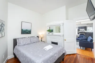 Chic Retreat with Stylish Decor, Laundry, WiFi Hotels near GraceBuilt Church