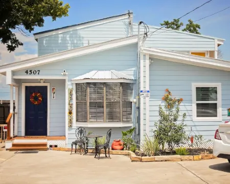 Unit 4 Welcome to the Red bungalow - Second floor studio Hotels in Bacliff