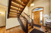 Stunning Lake Views and Premium Entertainment Amenities - Luxurious Haven