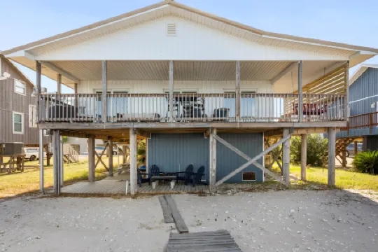 Charming Beach Cottage with Private Dock - Quaint Island Getaway