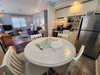 Overlooking Heated Pool with Cozy Living Space - Bright Oasis Hotel di Acme Township