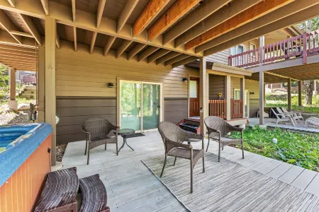 Private Hot Tub and Spacious Living Areas - Stunning Mountain Escape