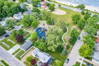 Charming Lakeside Escape with Spacious Outdoor Oasis - Inviting Retreat Các khách sạn ở South Haven