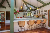 Lush Gardens and Hot Tub Retreat - Charming Vintage Oasis Hotel a Hanalei