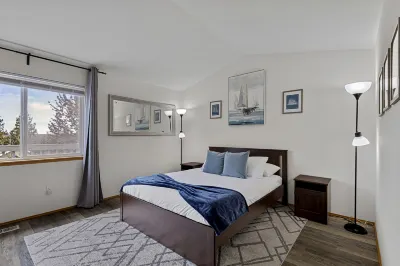 Serene Hillside Retreat- Captivating Views, Enjoyable Deck Hotels near Fred Meyer
