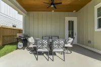 Charming Getaway with Propane Grill and Garage - Cozy Retreat Hotels in Sunnyside