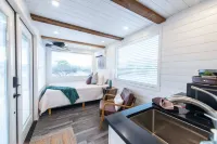 Rooftop Deck and Upscale Amenities - Charming Unique Hideaway Hotel a Brewster County