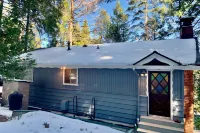 Moose Tracks Hideaway Hotels in Crestline