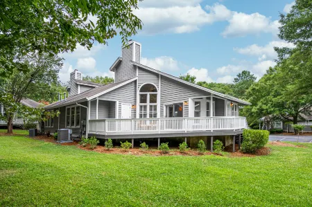 Inviting Cottage with Cozy Ambiance and Patio - Charming Retreat