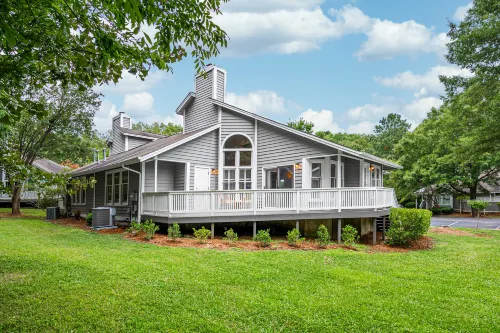 Inviting Cottage with Cozy Ambiance and Patio - Charming Retreat