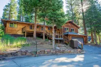 Cozy Retreat - Private Backyard Access, Hot Tub, Garage