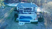 Light-Up Pool, In-Pool Jacuzzi and Gym with Sauna - Exquisite Serenity Hotels in Bibb County