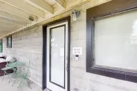 Renovated Queen Anne Escape | Smart TV, Parking, Patio & Walkable Locale Hotels in Bainbridge