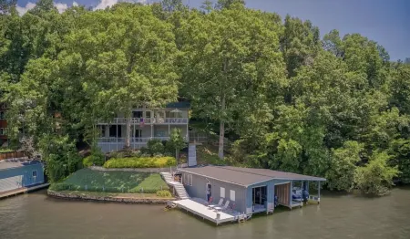 Breathtaking Views and Boathouse Access - Charming Lake Escape Отели рядом с достопримечательностью «Lake lure»