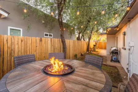 Tangerine Terrace: Modern Living, Firepit, BBQ Отели рядом с достопримечательностью «Хол ин Рок»