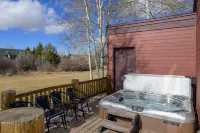 Spacious Backyard and Cozy Fireplace - Charming Family Retreat Hotels in Granby