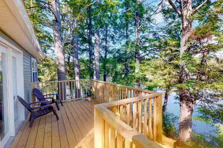 Lakefront Studio in the Trees with Gorgeous Views, Balcony, & Shared Canoe Отели рядом с достопримечательностью «Вайлс Арборетум»