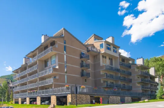 Breathtaking Mountain Views and Elegant Finishes - Charming Modern Retreat