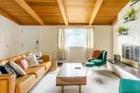 Large Deck and Multiple Living Spaces - Gorgeous Spacious Haven