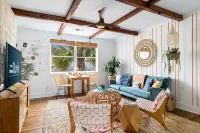 Vibrant Mural and Tranquil Urban Retreat - Charming Oasis