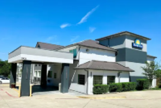 Days Inn by Wyndham Arlington