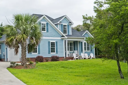 Golf Course Views and Outdoor Oasis - Charming Family Retreat