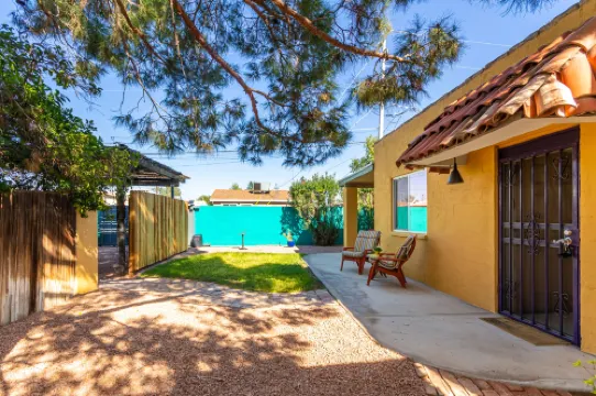 Serene Garden View and Private Yard - Charming Cozy Retreat