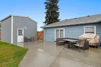 Large Decked Backyard with BBQ and Outdoor Seating - Cozy Charming Retreat Hotel a Mount Vernon