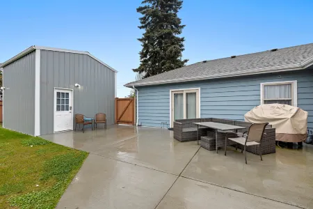 Large Decked Backyard with BBQ and Outdoor Seating - Cozy Charming Retreat Отели рядом с достопримечательностью «Роозенгаард»