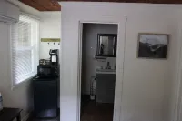 Charming Historical lodge across from Umpqua river