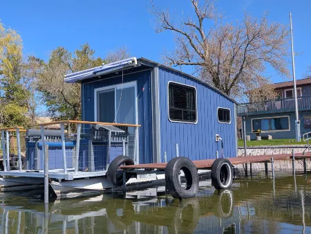 Stunning Lake Views and Cozy Waterfront Living - Charming Oasis Отели в г. Файф Лейк