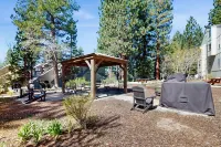 Charming & classic condo with WiFi, gas fireplace, full kitchen, & deck