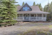 Delightful 3 bedroom cabin just 32 miles from YNP on Bills Island