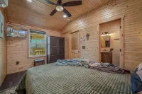 Serene Cabin Retreat with Hot Tub and Fire Pit - Charming Escape Hotels in DeKalb County