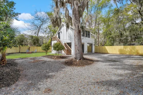 Chef-Ready Kitchen and Cozy Carriage House - Stunning Boho Retreat