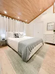 Cozy Indoor Fireplace and Fenced Backyard Oasis - Charming Cottage Hotel a Spring Creek West Township