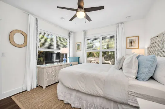 Charming Oasis with Heated Pool and Tropical Decor - Delightful Hideaway