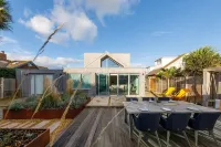 Insta-Worthy 4Br Designer House 5 Min to the Beach