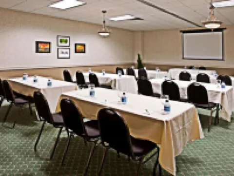Days Inn by Wyndham Warren Hotels in Warren