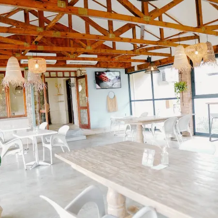 Lighthouse Guesthouse & Cafe