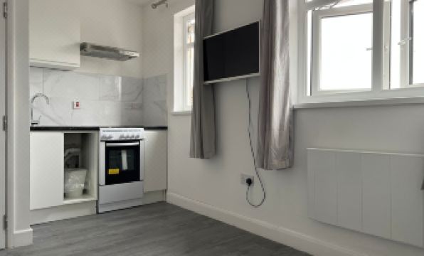 Remarkable 1-Bed Studio Apartment in Redbridge - Housity