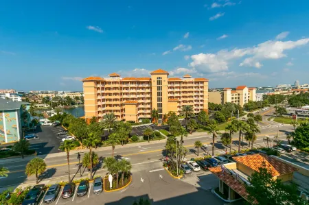 Holiday Inn & Suites Clearwater Beach Отели рядом с достопримечательностью «Библиотека Клируотер Мейн»